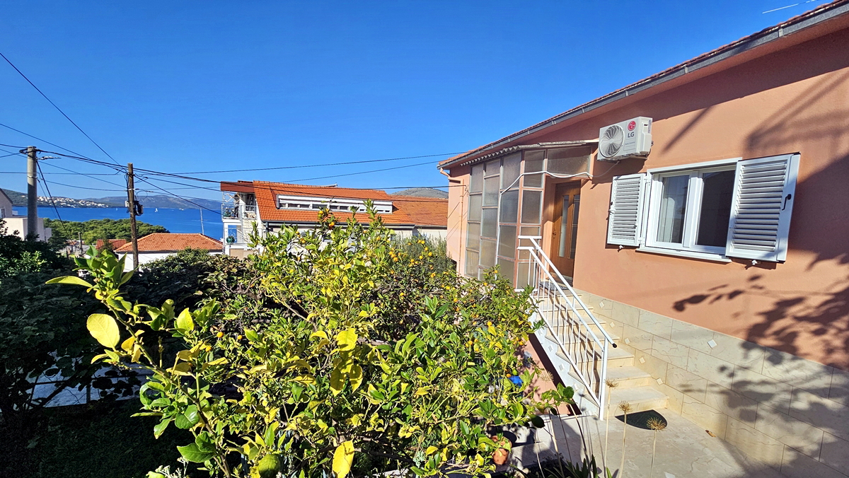 Hiša v Trogirju/Čiovu - Blizu kampa Rožac - 200 m od morja